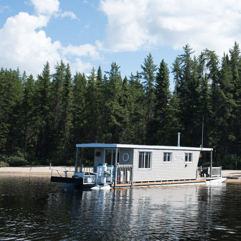 Deluxe houseboat